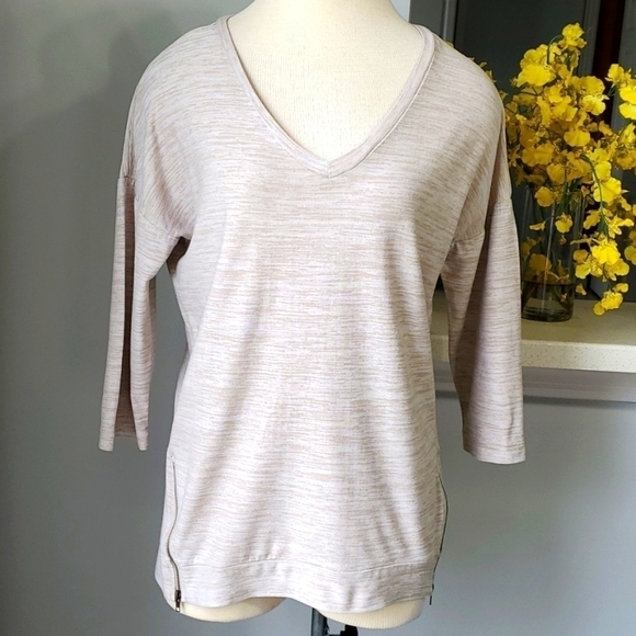RETRO-OLOGY TOP, SIZE MEDIUM.  V neck, 3/4 sleeves. Cream/gray. - Picture 1 of 9